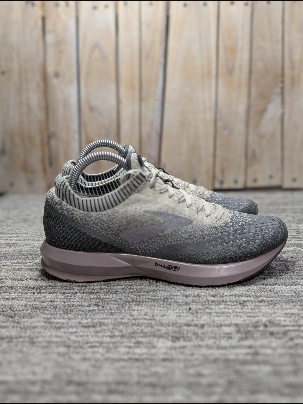 Women's Brooks Levitate 2 in "Grey/Rose" - Size 7.5 Women